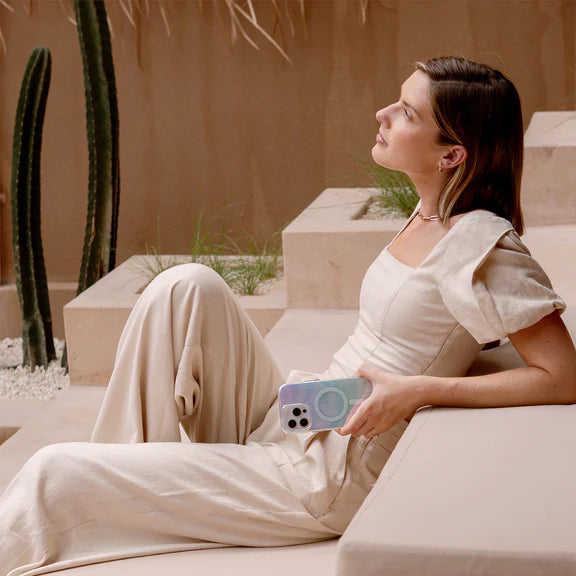 UNIQ COEHL IPHONE 16 (2024) 6.1 MAGNETIC CHARGING LINEAR - IRIDESCENT (IRIDESCENT)